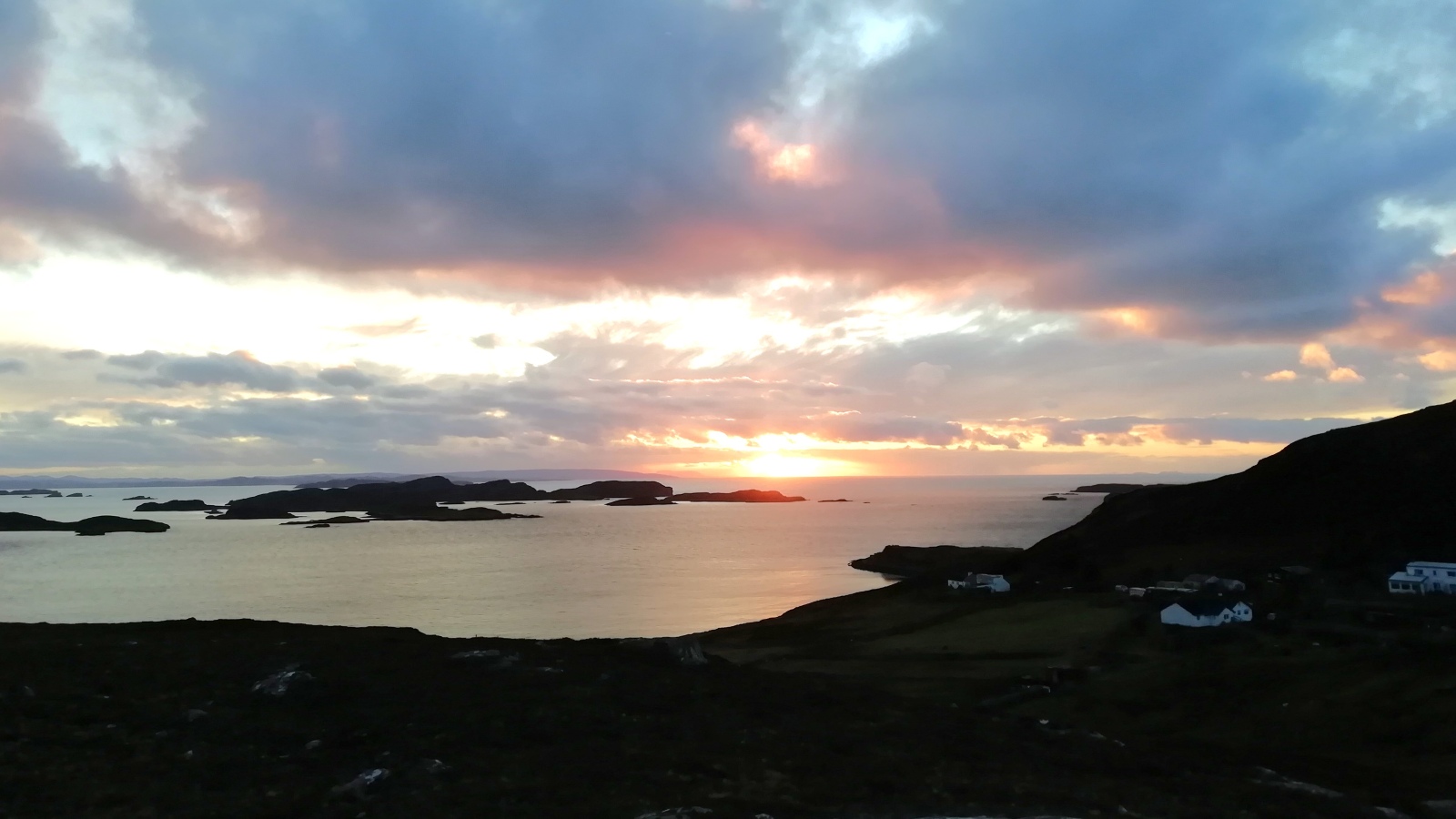 Sonnenuntergang über den Summer Isles in Schottland