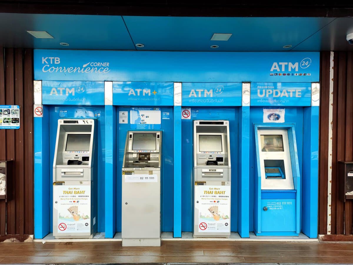 Mit der Kreditkarte am Geldautomaten in Thailand Bargeld abheben.