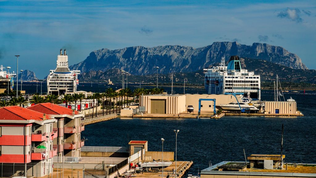 Blick auf den Fährhafen von Olbia: Zwei Schiffe von Moby und Grimaldi Lines