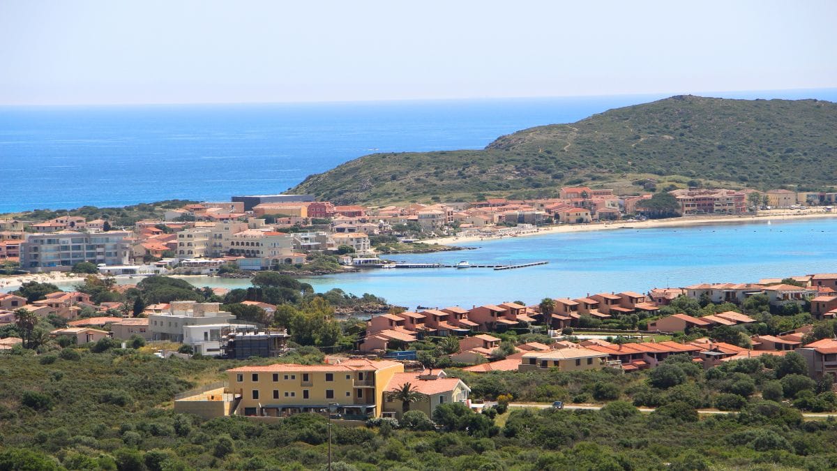 Bucht von Golfo Aranci auf Sardinien mit Ferienhäusern