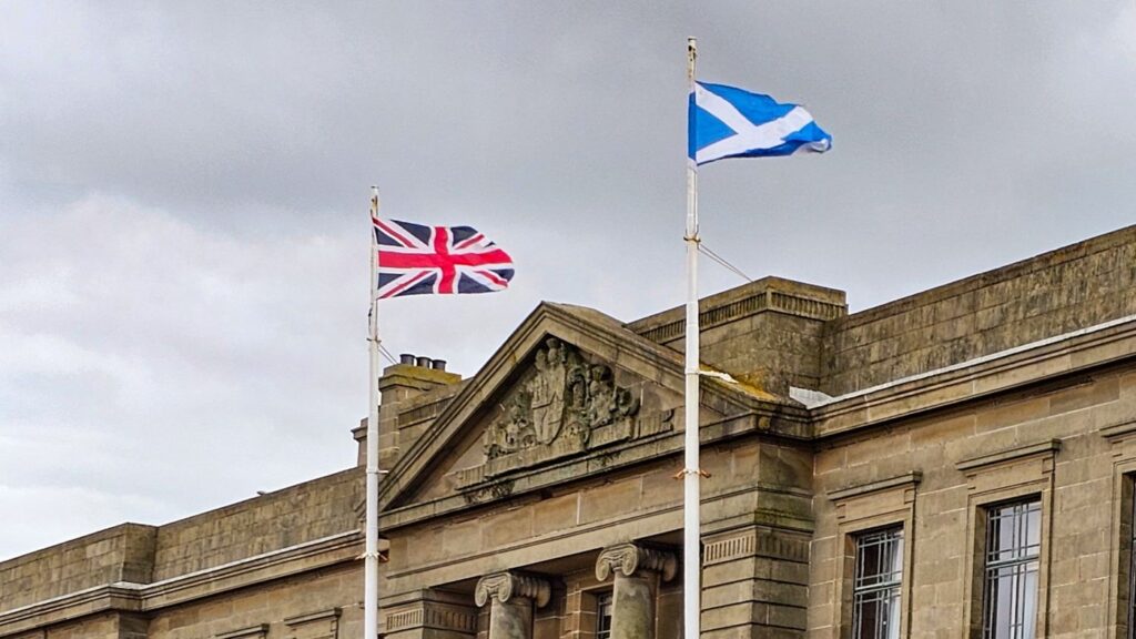 Unsere Erfahrungen und Tipps für die Nutzung von Kreditkarten und Debitkarten in Schottland, damit man keine hohen Gebühren zahlen muss und die Karte überall akzeptiert wird.