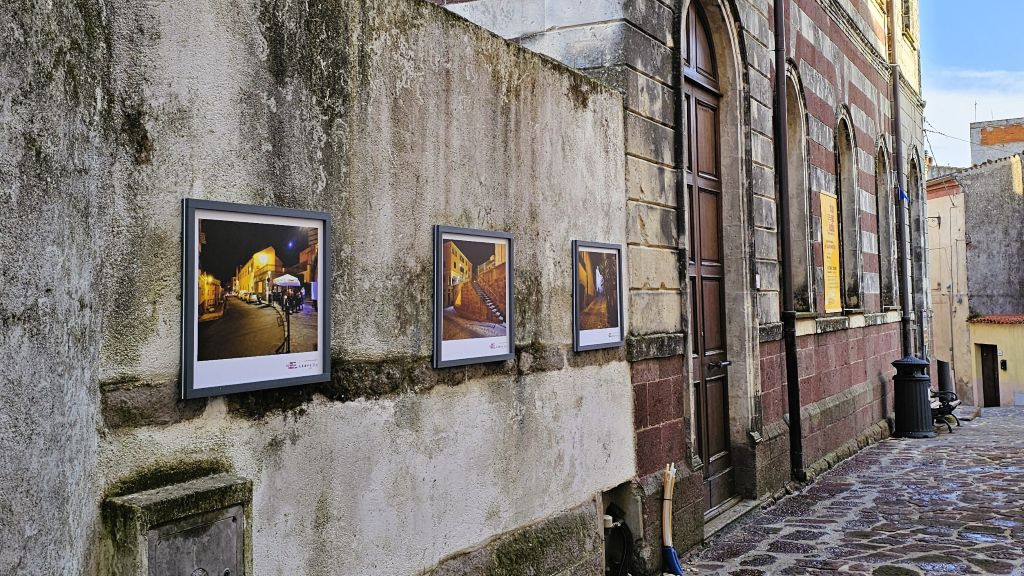 Bildergalerie neben dem Eingang zum Ethnografischen Museum von Villanova Monteleone