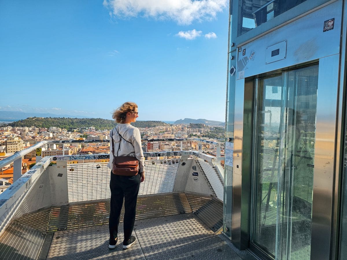 Theresa von Reisekröten in Cagliari, an einem der gläsernen Aufzüge in der Stadt, ein echter Geheimtipp!