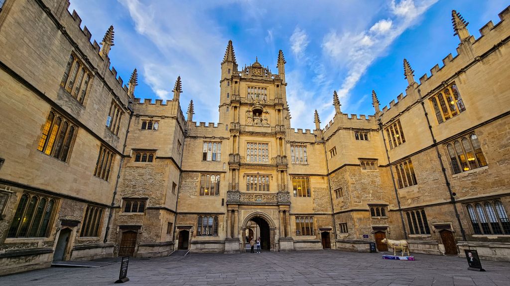 Die alte Bodleian Bibliothek in Oxford: Historische Sehenswürdigkeit und Drehort von Harry Potter Filmszenen