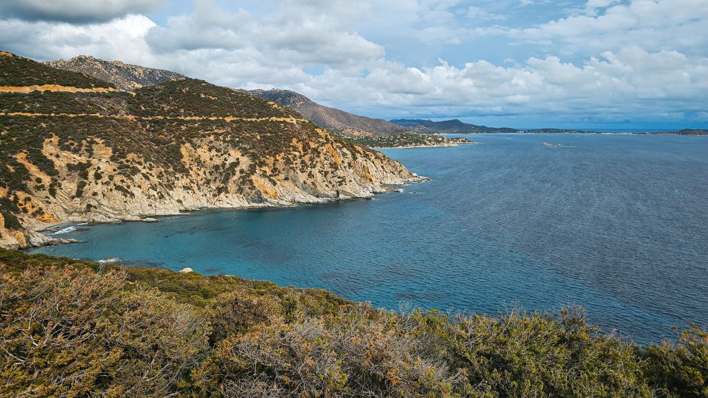 Bucht von Cala Sirenas bei Solanas auf Sardinien