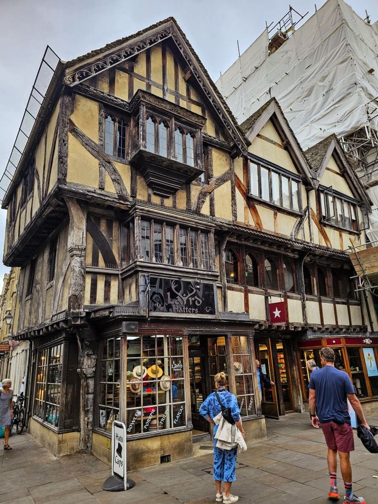 Einkaufen und Shopping in Oxford auf der Cornmarket Street