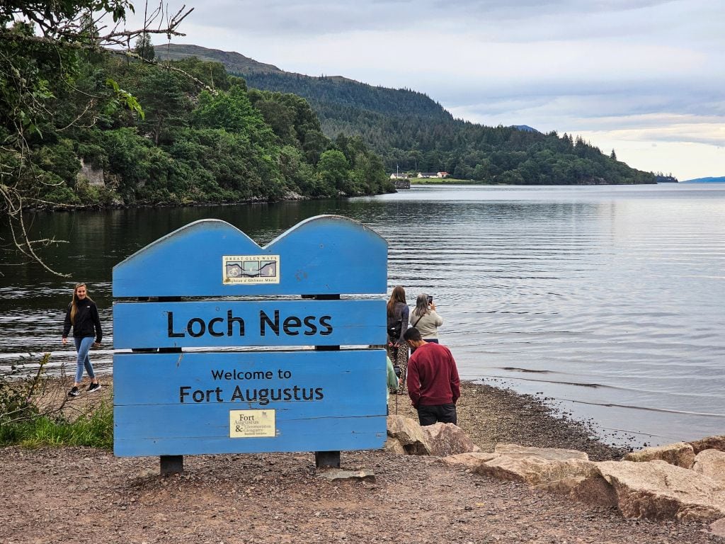 Loch Ness Viewpoint und Schild i Fort Augustus