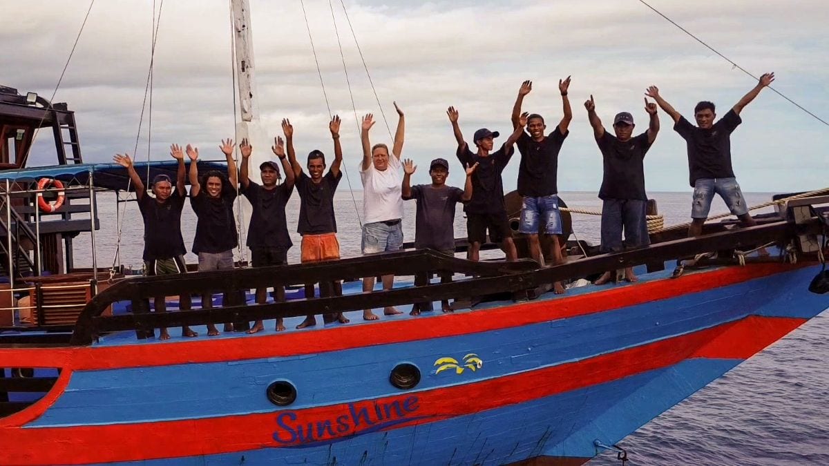Die Crew der KLM Sunshine (Tauchschiff von Blue Bay Divers)
