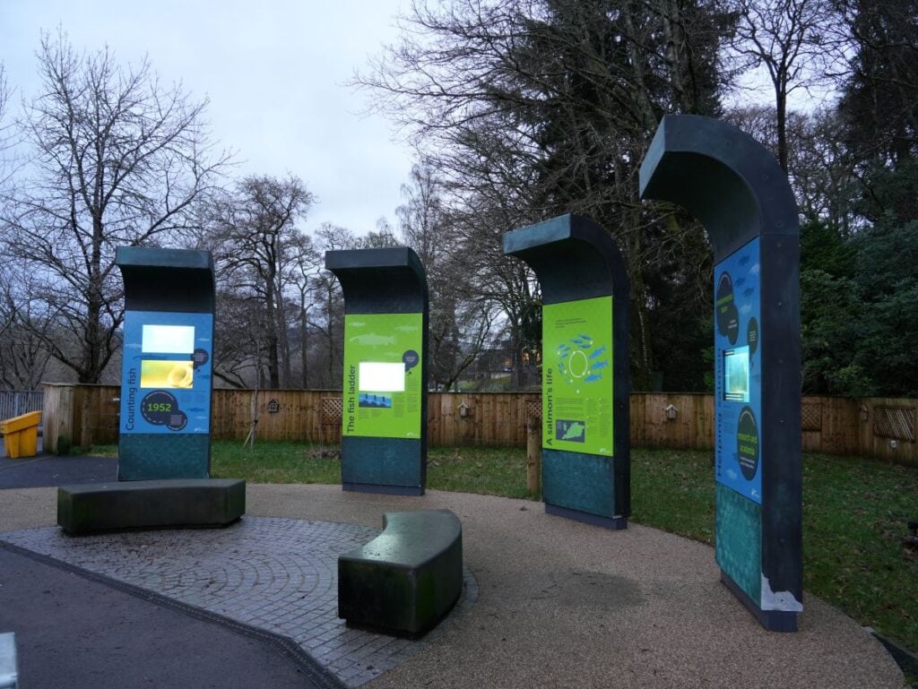 Informationstafeln an der Fischtreppe in Pitlochry mit Kamera, wie die Fische durch die Treppe schwimmen