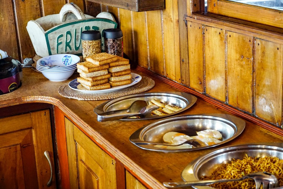 Frühstück auf dem Liveaboard mit der KLM Sunshine