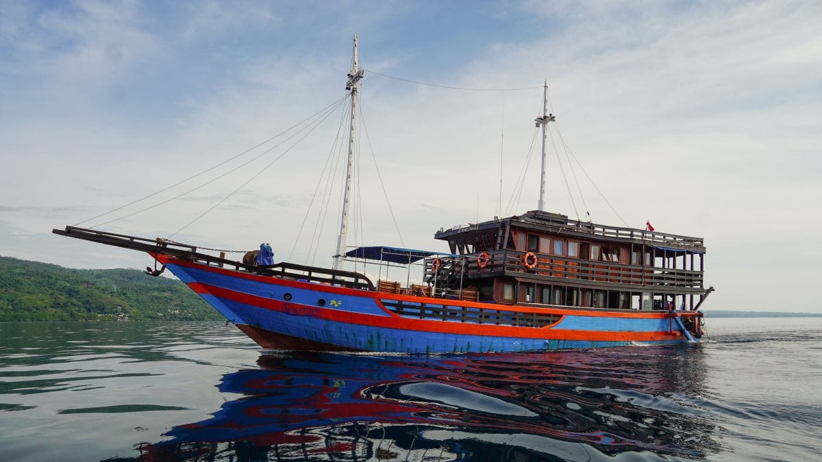 KLM Sunshine: Ein traditionelles Pinisi Schiff, das in Bira gebaut wurde