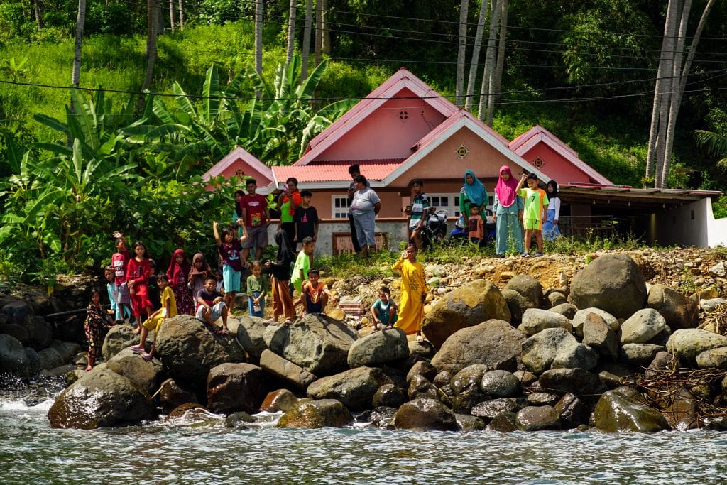 In einem Dorf in Nord-Sulawesi: Kinder die unserem Schiff winken
