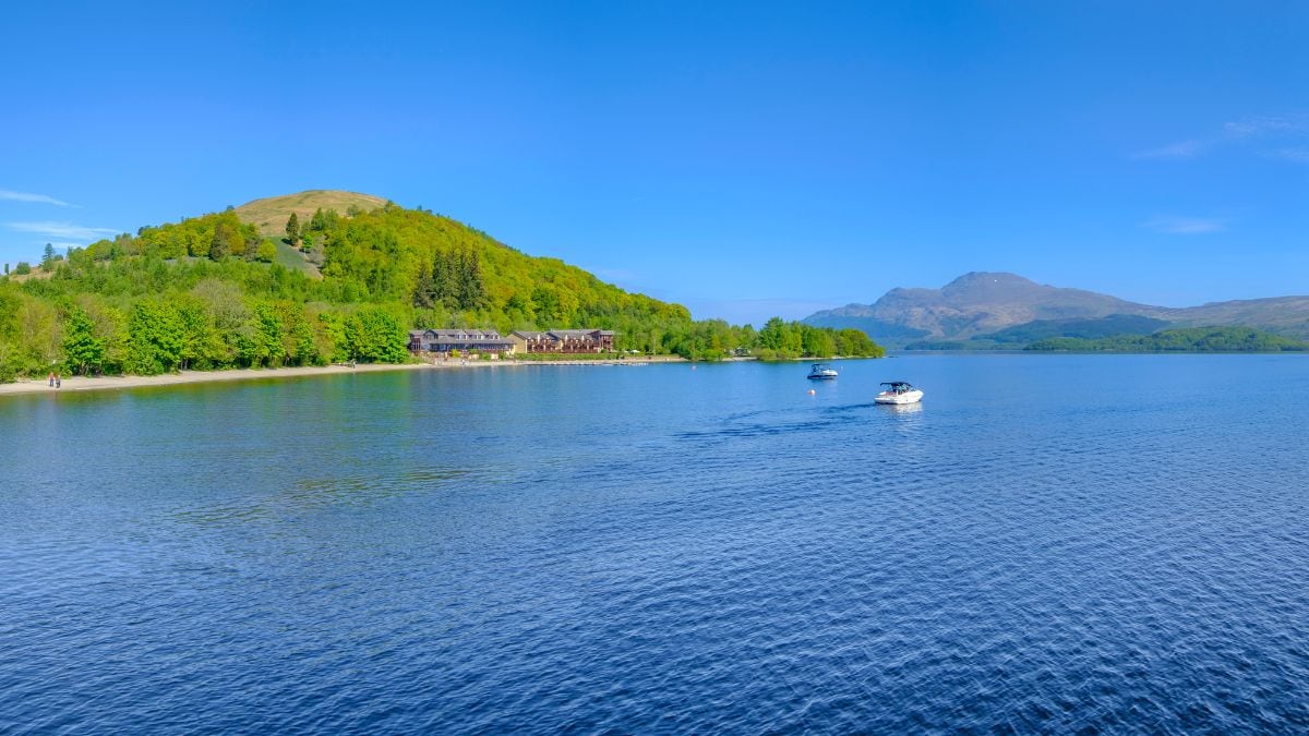 Loch Lomond in Schottland mit Boot