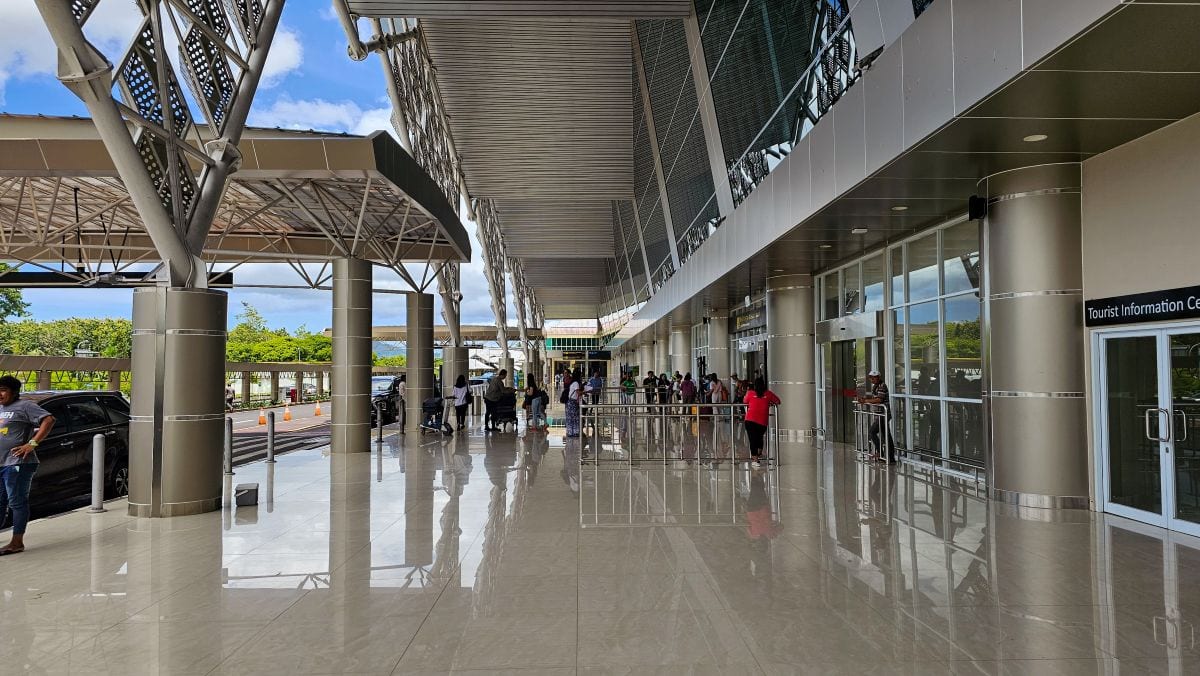 Vor dem Flughafengebäude in Manado, Sulawesi