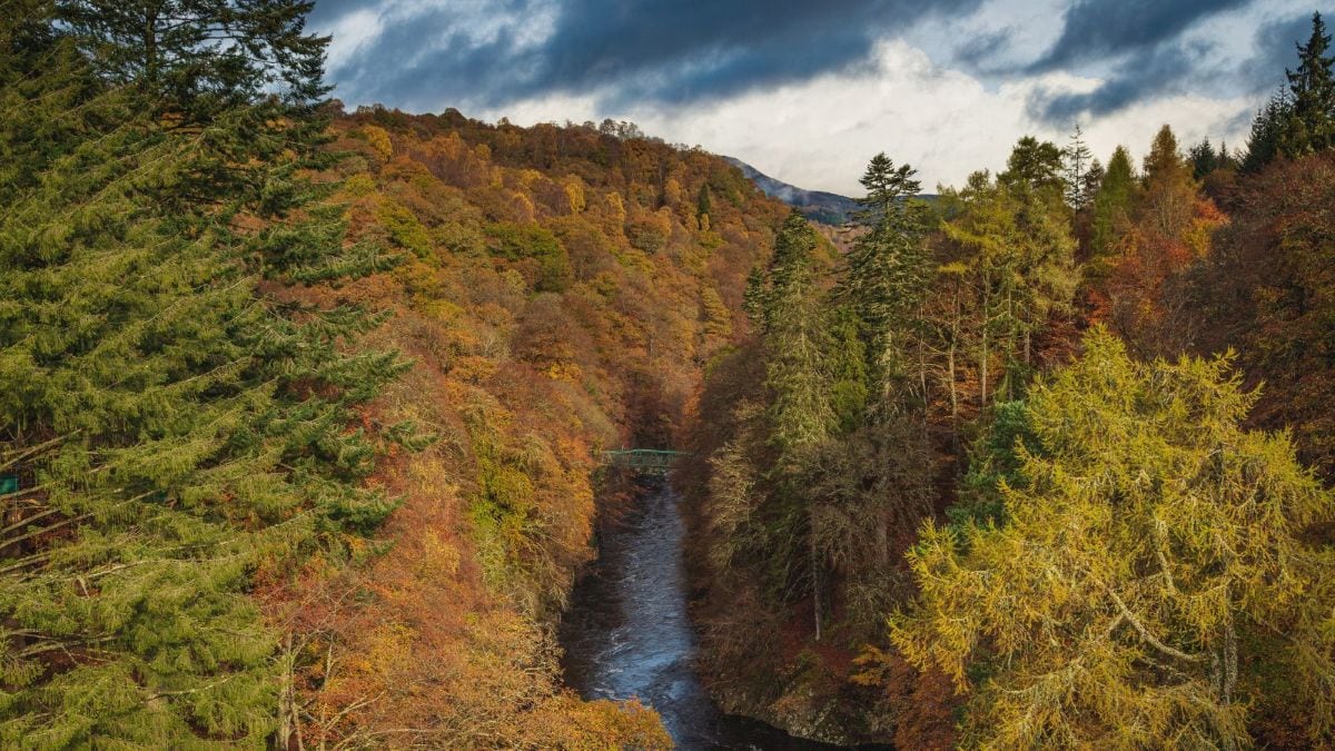 Tay Forest Park rund um Pitlochry mit Fluss Tummel im Herbst