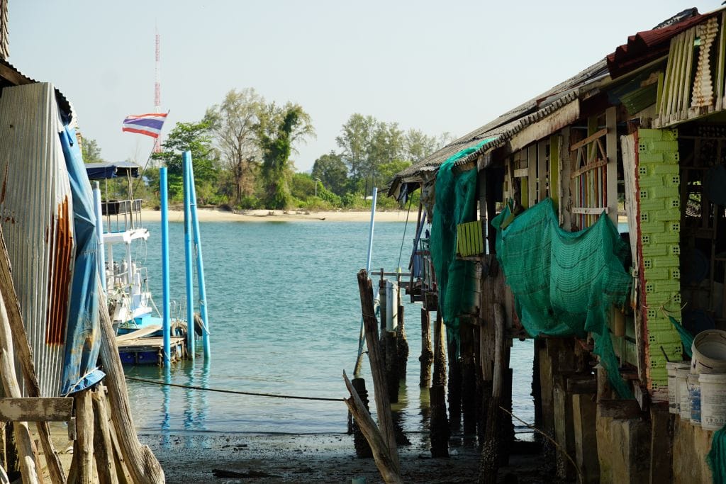 Pfahlhäuser über dem Wasser in Sala Dan auf Koh Lanta