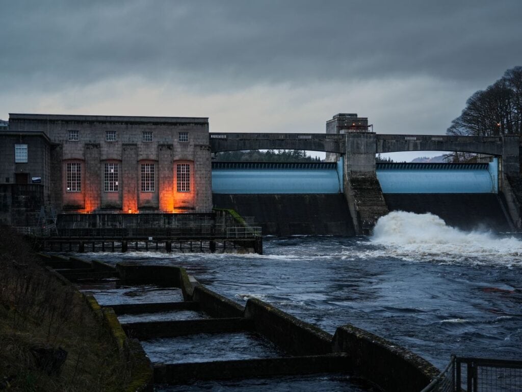 Der Staudamm von Pitlochry und die Fischtreppe