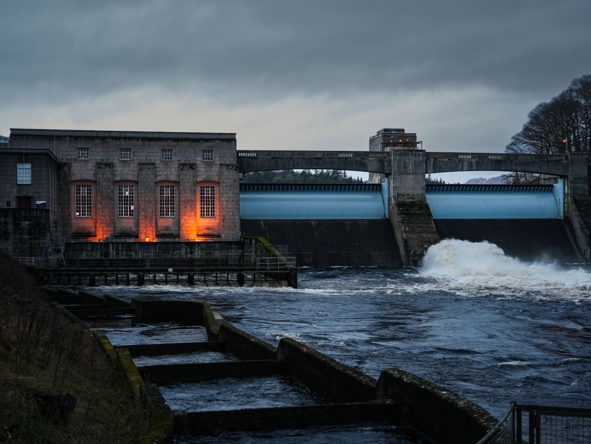 Der Staudamm von Pitlochry und die Fischtreppe