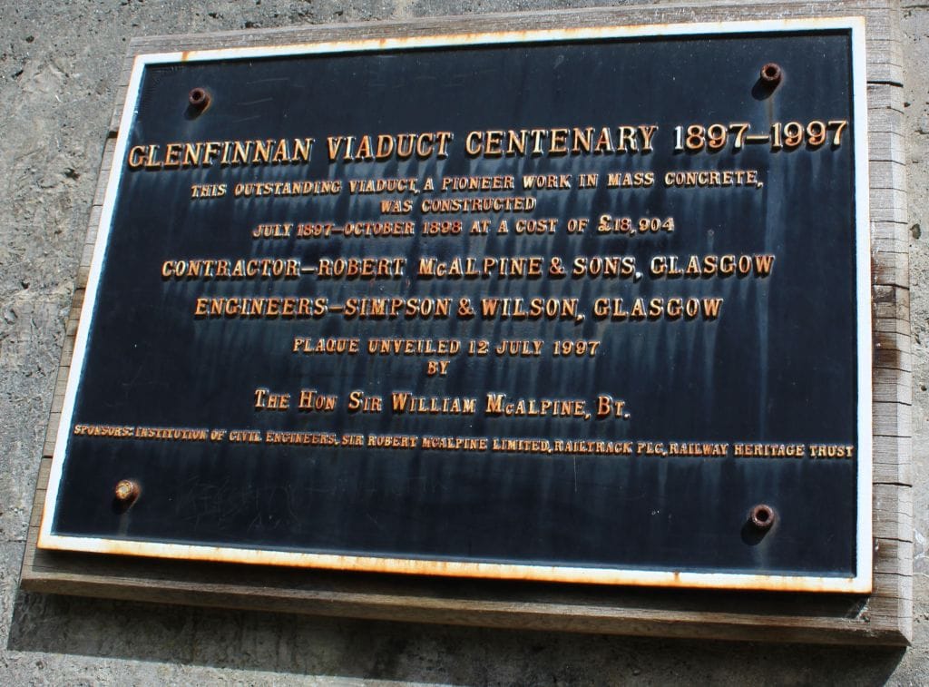 Plakette am Glenfinnan Viadukt mit Informationen zum Bau 