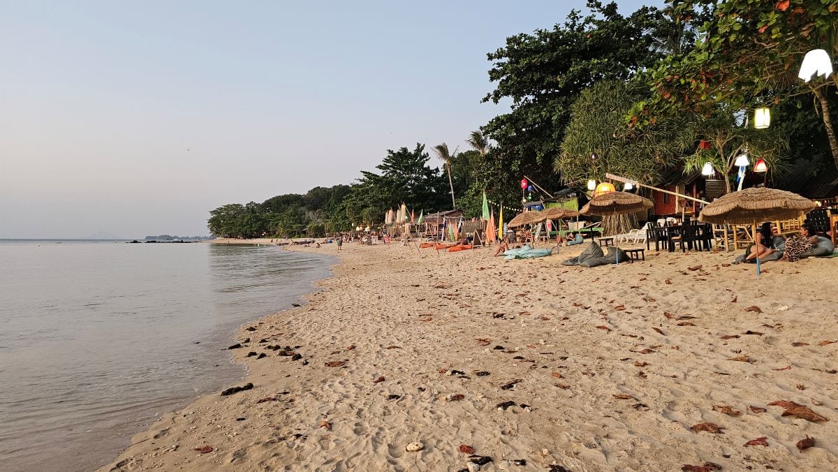 Relax Beach auf Koh Lanta: Ein sehr schöner Strand mit Palmen und einigen Beach Resorts