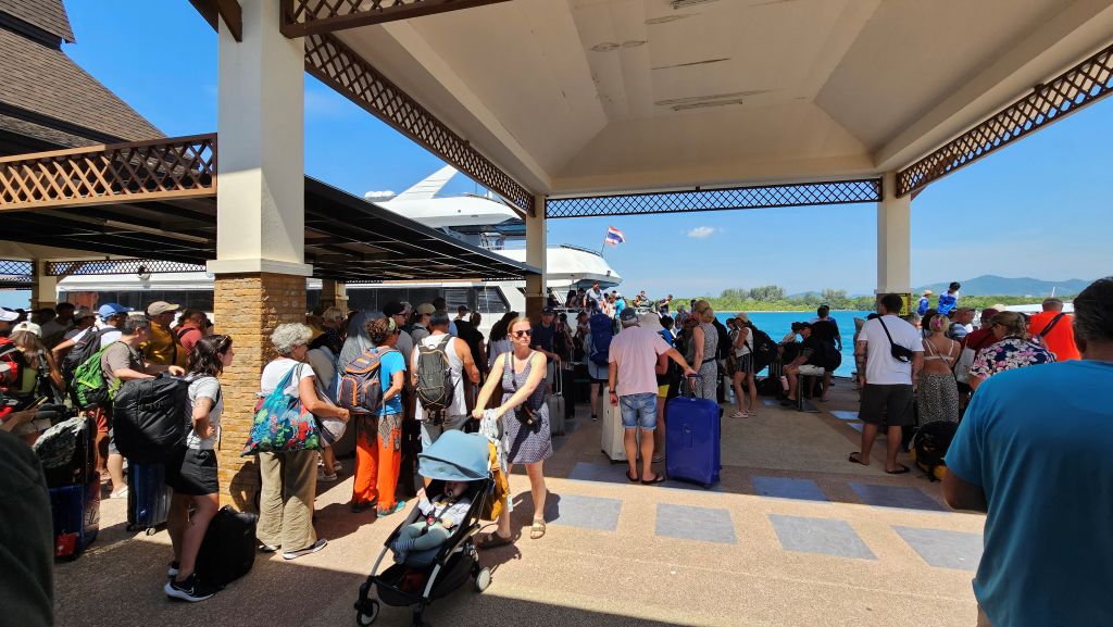 Ankunft auf Koh Lanta im Hafen von Sala Dan am Pier