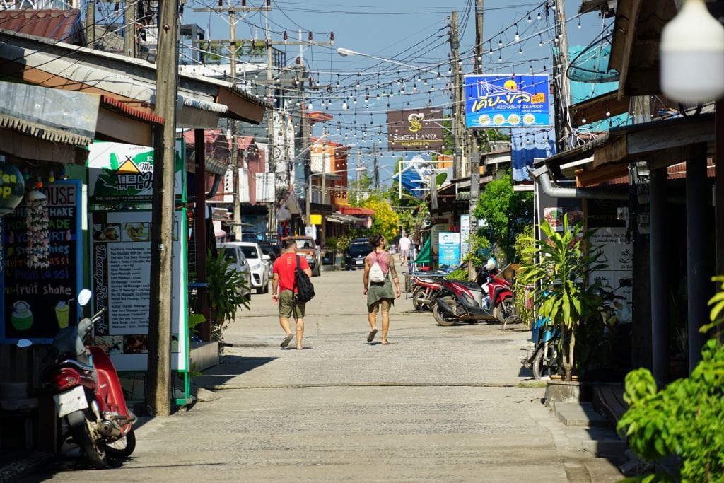 Straße in Sala Dan am Hafen