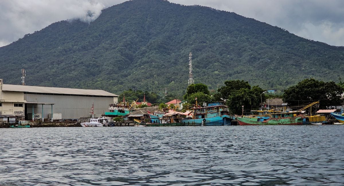Sendemast in Nord-Sulawesi für mobiles Internet auf Sulawesi per eSIM und SIM Karte