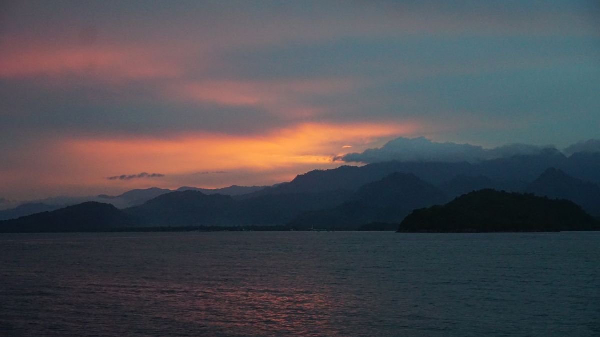 Sonnenuntergang in Nord-Sulawesi vom Meer aus gesehen