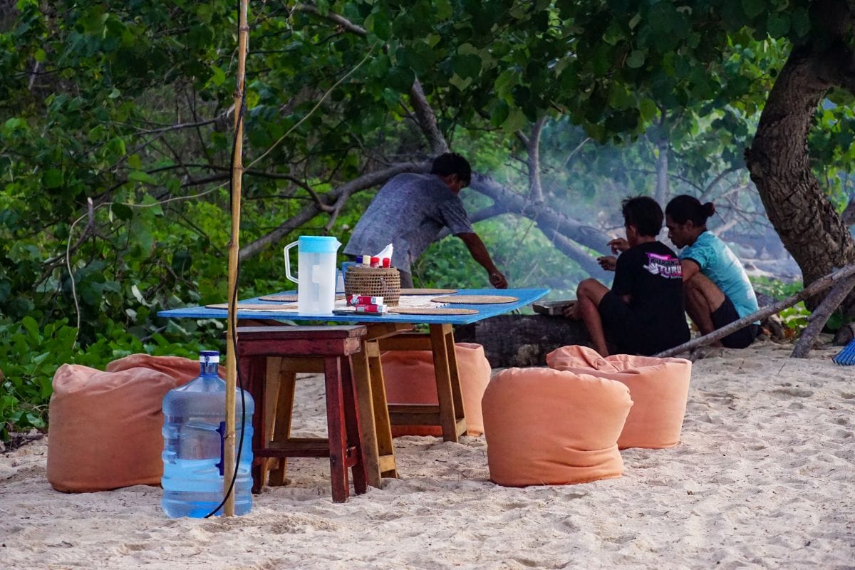 Grill-Abend am Strand auf einer einsamen Insel in Nord-Sulawesi