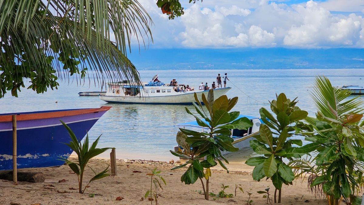 Anreise nach Bunaken: Ankunft des Public Boat auf der Insel