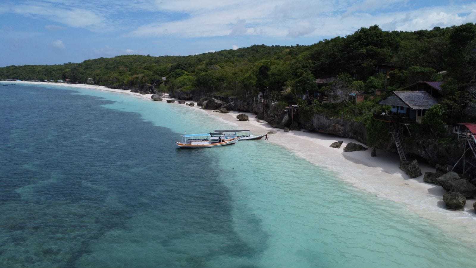 Der Strand von Bira, mit Tauchbooten, Süd-Sulawesi