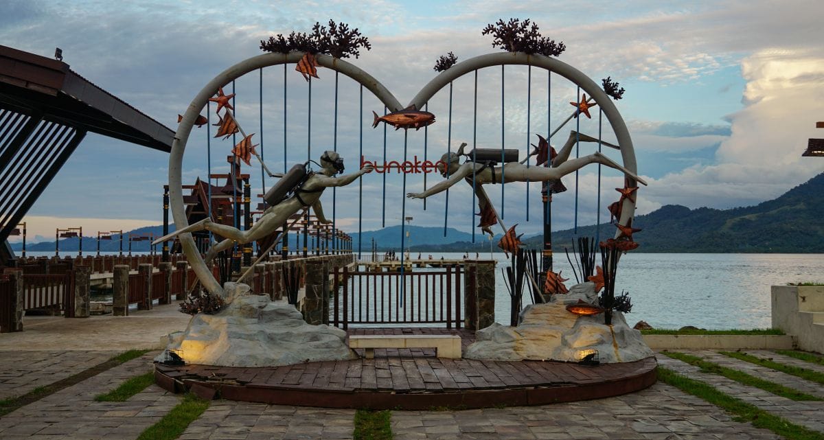 Statue auf der Insel Bunaken, die Taucher und Fische zeigt