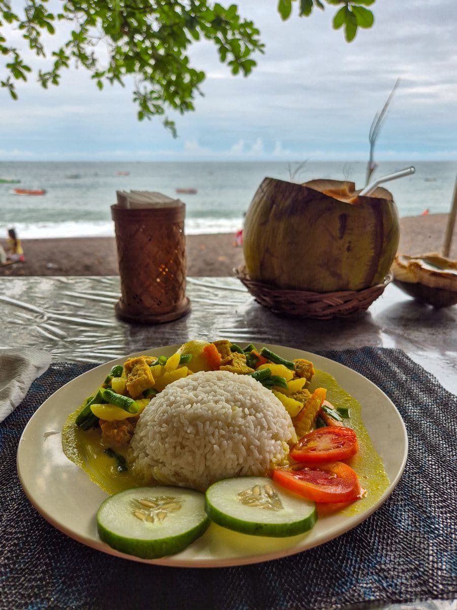 Kleines Restaurant am Strand von Batu Putih am Tangkoko National Park in Sulawesi