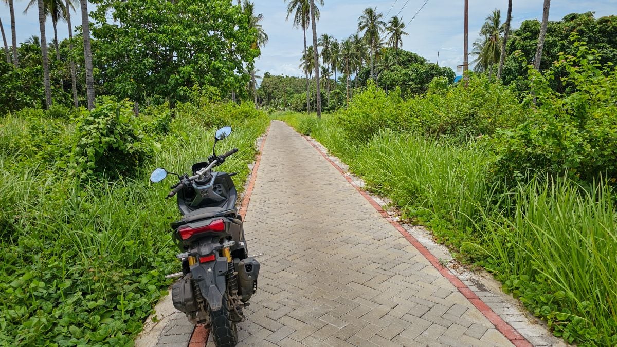 Mit dem Roller fahren über die Insel Bunaken