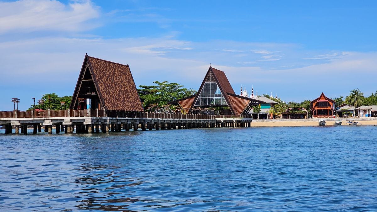 Bootsanleger von Bunaken mit Spitzdach-Konstruktionen