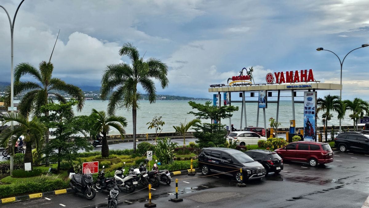 In der Innenstadt von Manado, Nord-Sulawesi, mit Blick aufs Meer