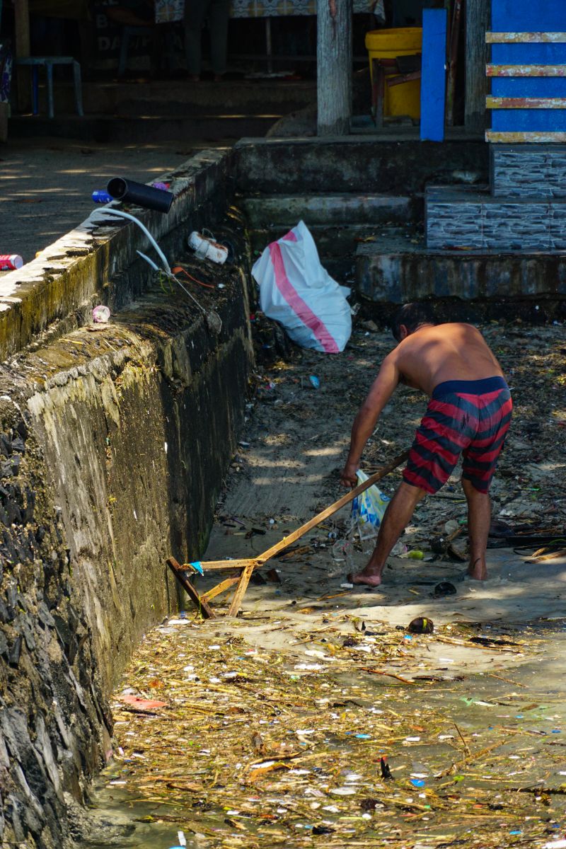 Müll, der im Bunaken Marine Nationalpark wieder ins Meer geschoben wird