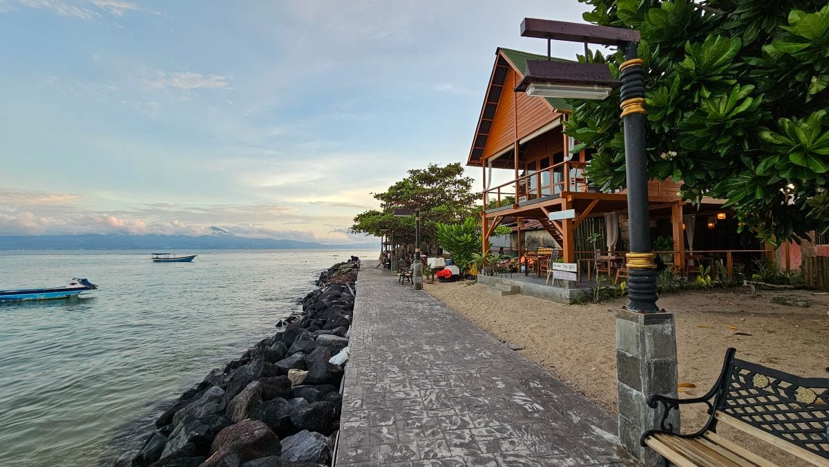 Promenade entlang des Meeres auf der Insel Bunaken, Sulawesi
