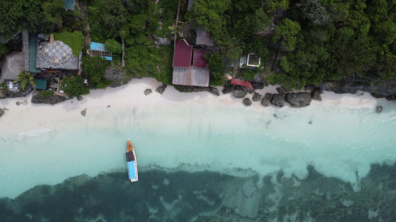 Drohnenaufnahme am Strand von Bira auf Sulawesi