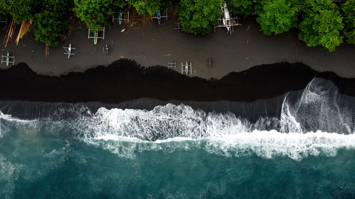 Schwarzer Sandstrand auf Sulawesi im Tangkoko National Park (Nord-Sulawesi)