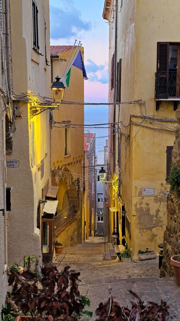 Blick aufs Meer durch die schmalen Gassen von Castelsardo