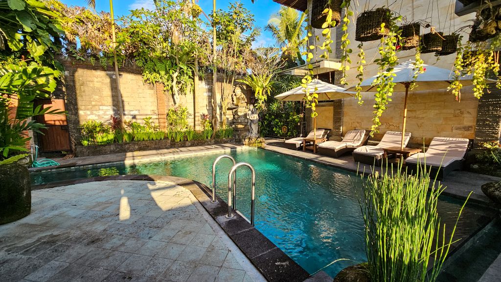 Hotel Juwuk Manis in Ubud auf Bali: Alleinlage in den Reisfeldern und Pool