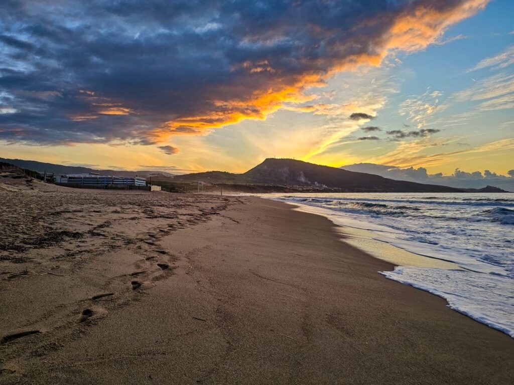Spiaggia San Pietro A Mare di Valledoria: Strand bei Castelsardo