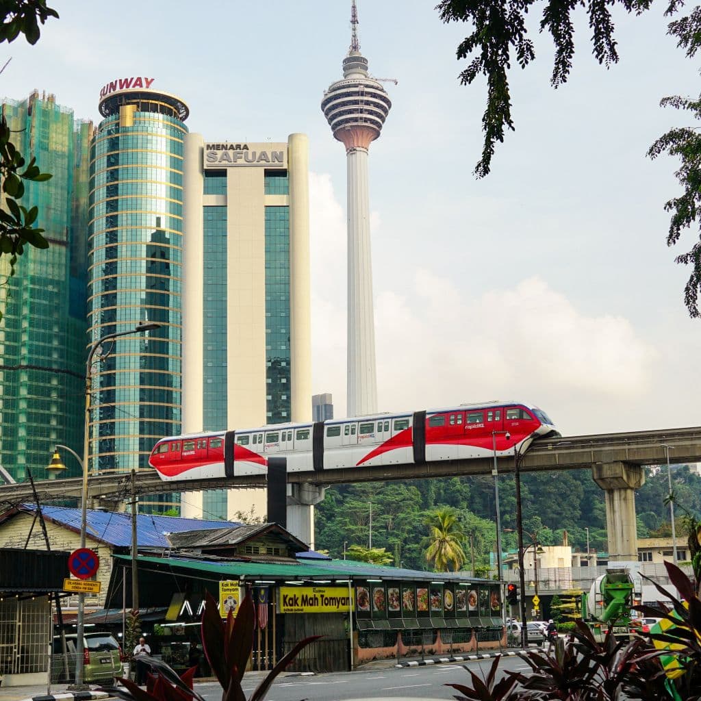 Fortbewegung in Kuala Lumpur: Bahnfahren, Taxi, Grab, zu Fuß gehen und Bus fahren