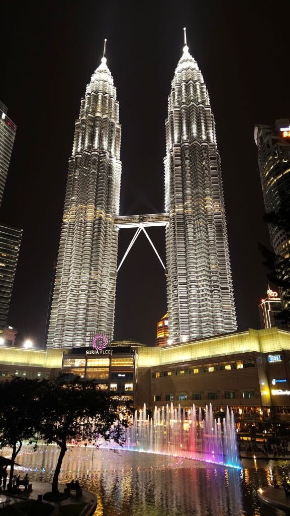 Petronas Türme bei Nacht, mit Wasserspielen im KLCC Park