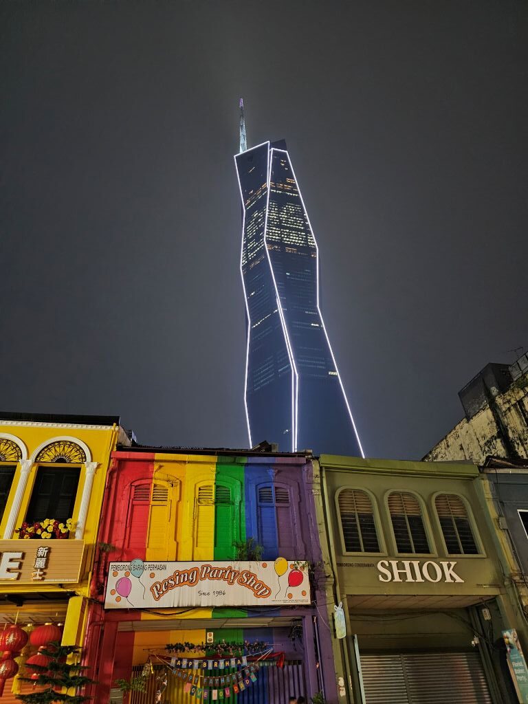 Beleuchteter Merdeka Turm bei Nacht