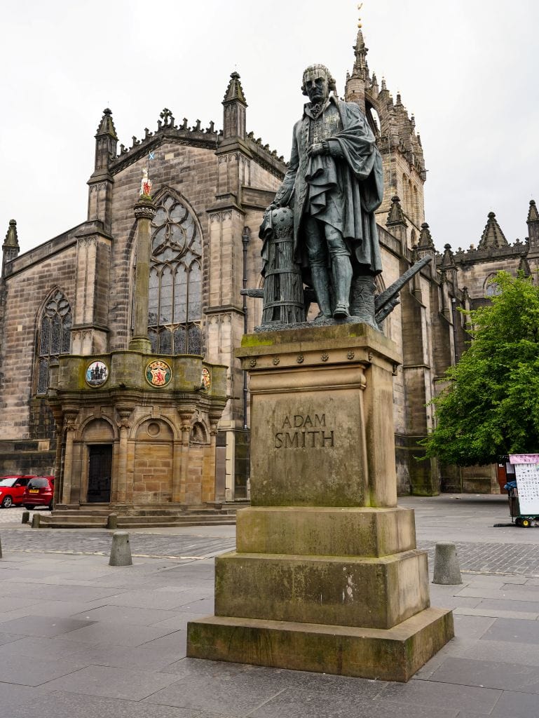 St- Giles Cathedrale, Adam Smith Statue, Mercat Cross: Auf der Royal Mile in Edinburgh