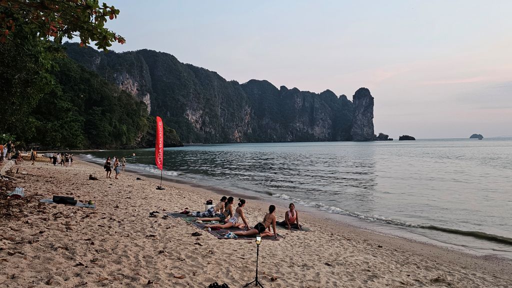 Yoga am Strand von Ao Nang