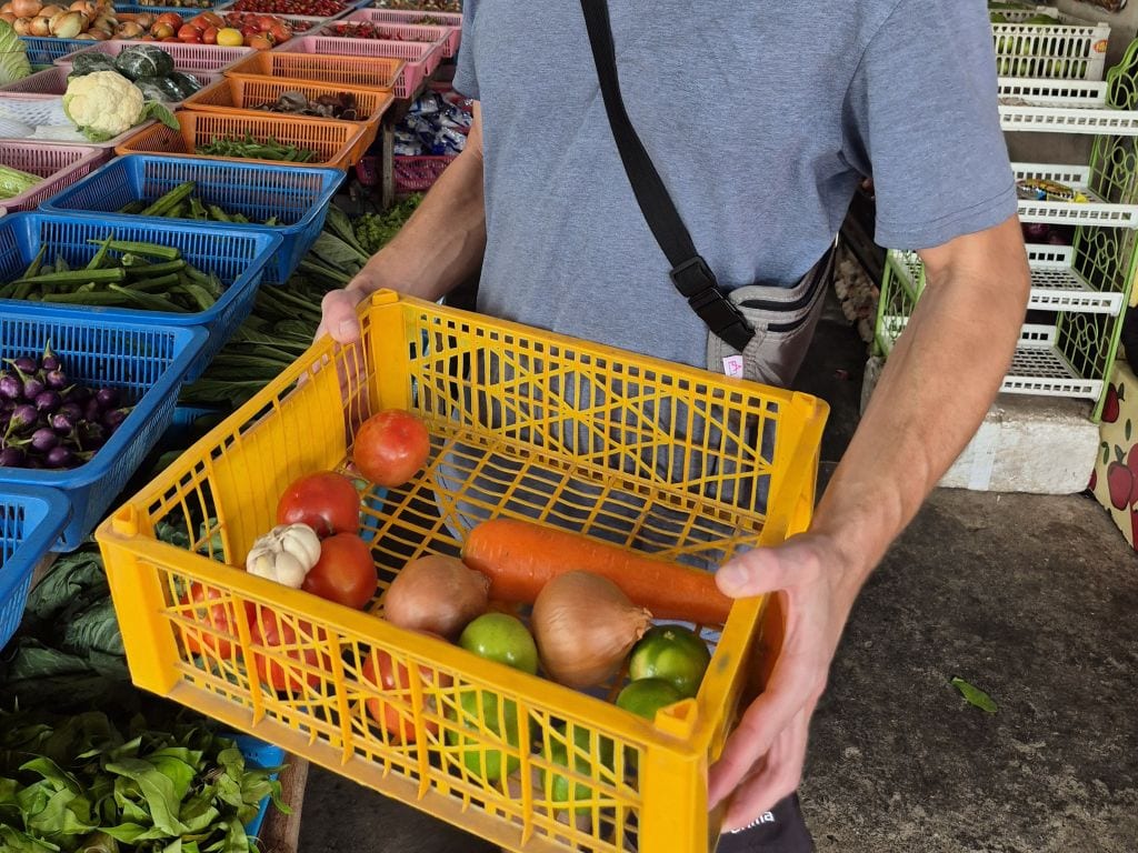 Gemüse einkaufen auf dem Markt in Koh Yao Noi