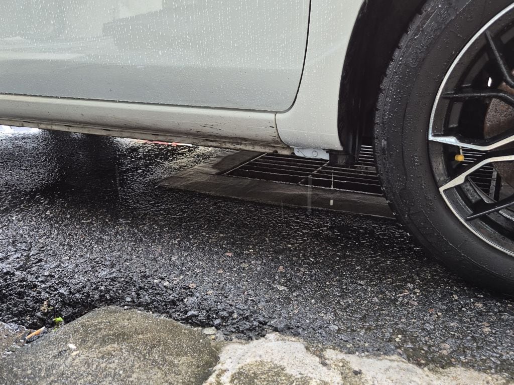 Kanalgitter unter einen Auto in Hat Yai